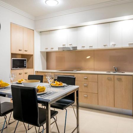 Chancellor Lakeside Apartments Gold Coast Dış mekan fotoğraf