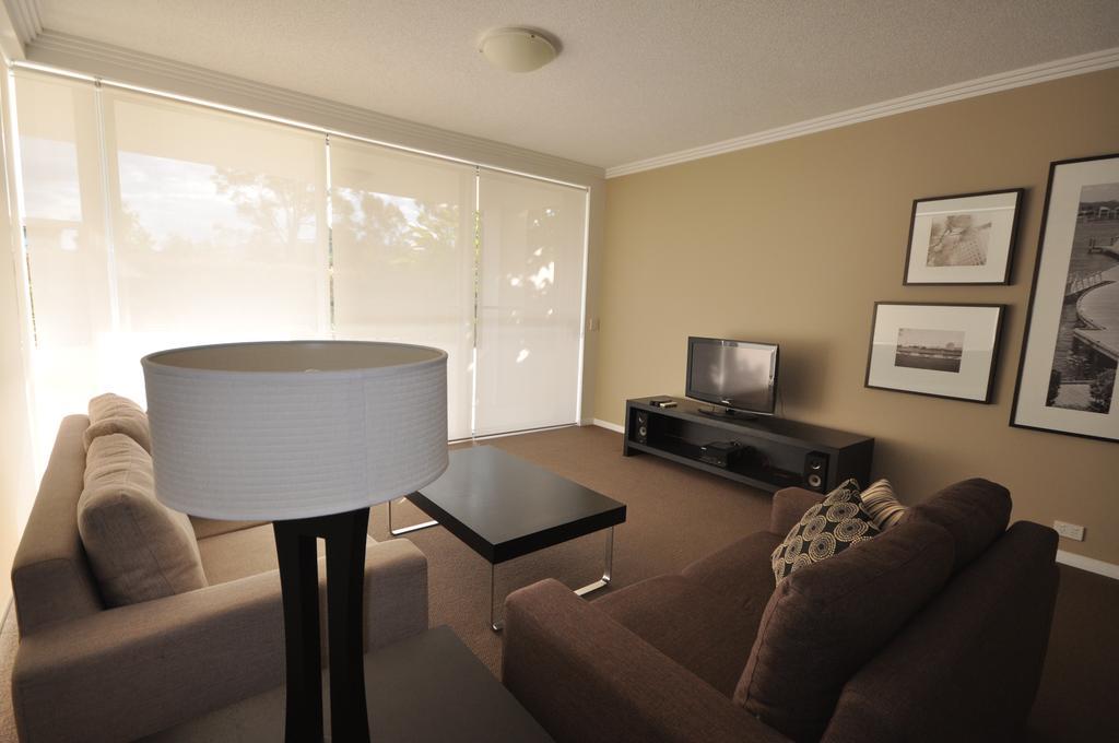 Chancellor Lakeside Apartments Gold Coast Dış mekan fotoğraf