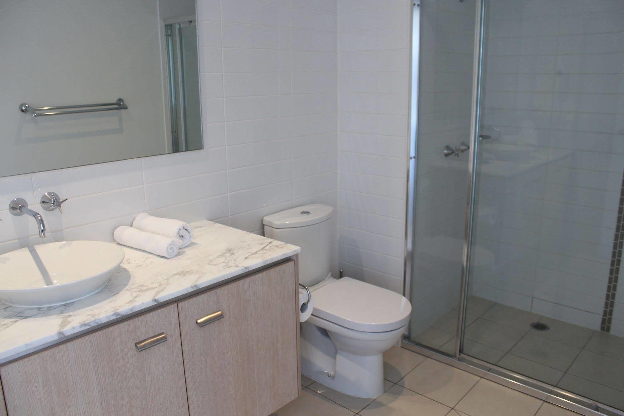 Chancellor Lakeside Apartments Gold Coast Dış mekan fotoğraf