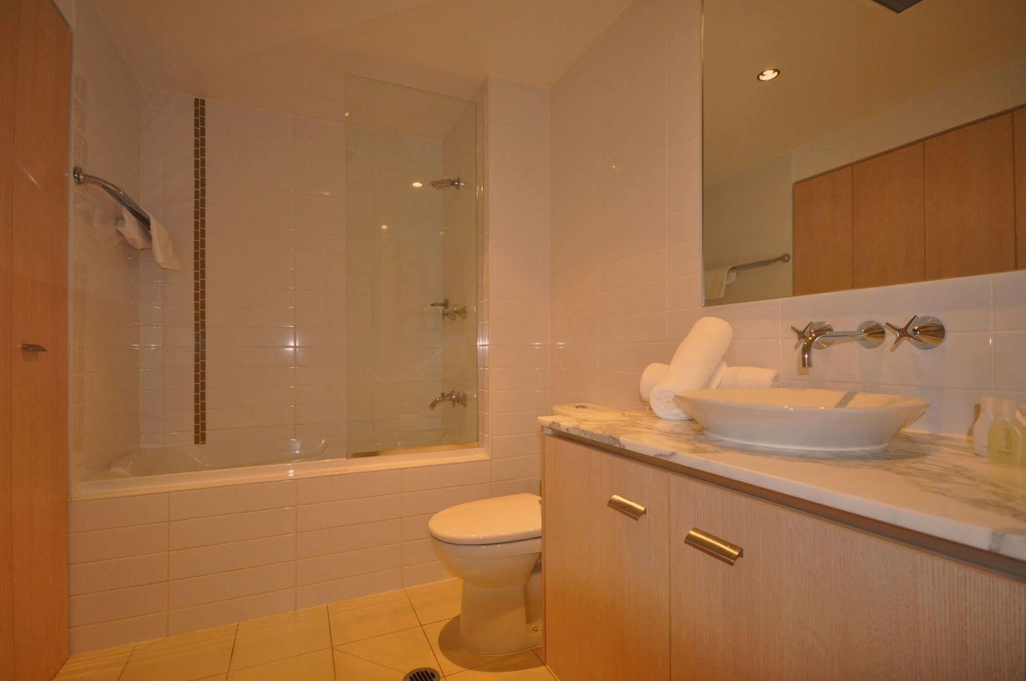Chancellor Lakeside Apartments Gold Coast Dış mekan fotoğraf